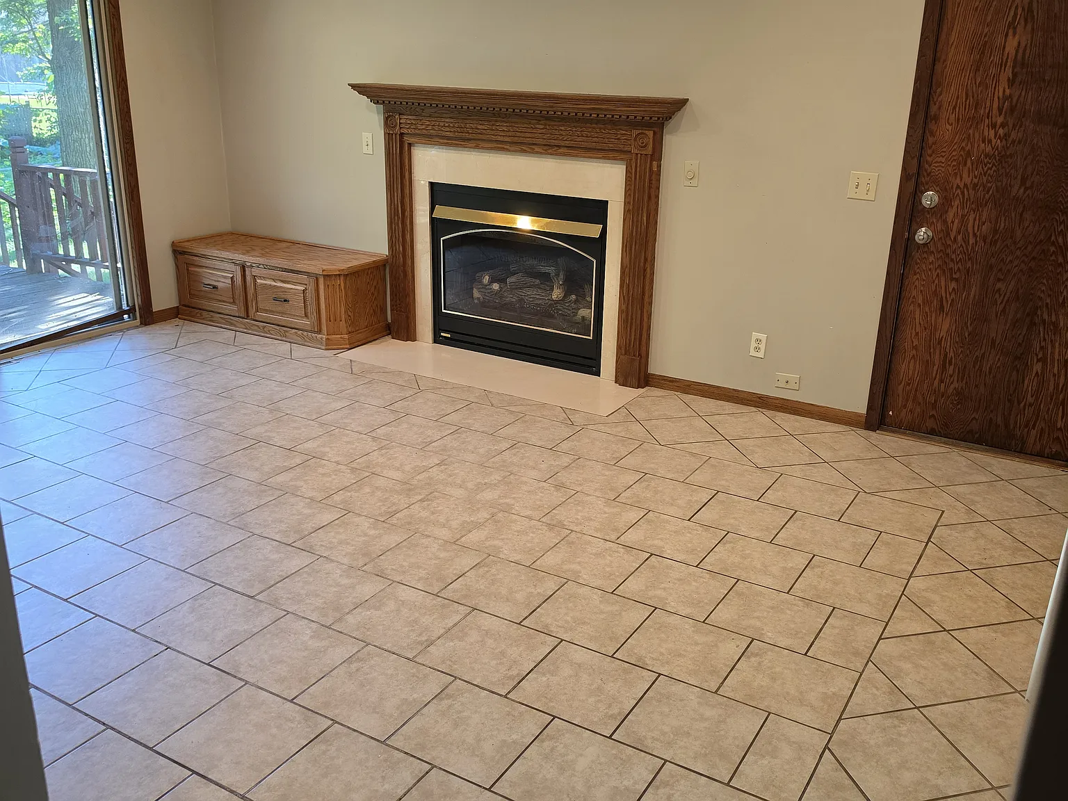 4 bed, 2400 sqft, $2,500 — Photo 3