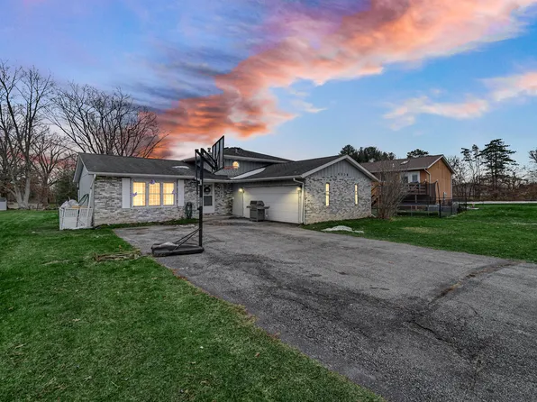 4038 Kingsway Dr, Crown Point, IN 46307