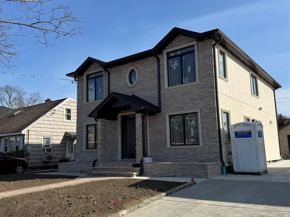 32 Talbot Street, New Hyde Park, NY 11040