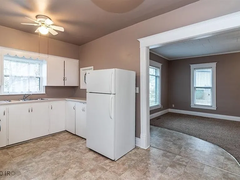 1011 Evelyn St — Photo 5