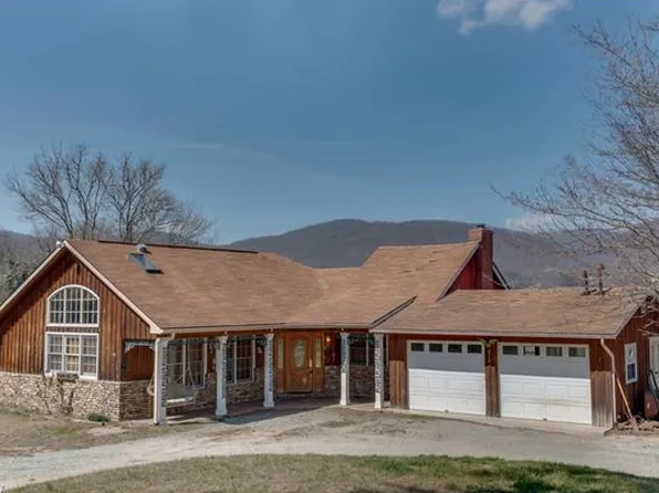 212 Whitehead Rd, Hendersonville, NC 28792
