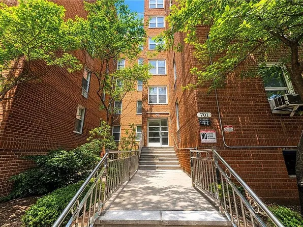 701 Gerald Ct APT 2E, Brooklyn, NY 11235