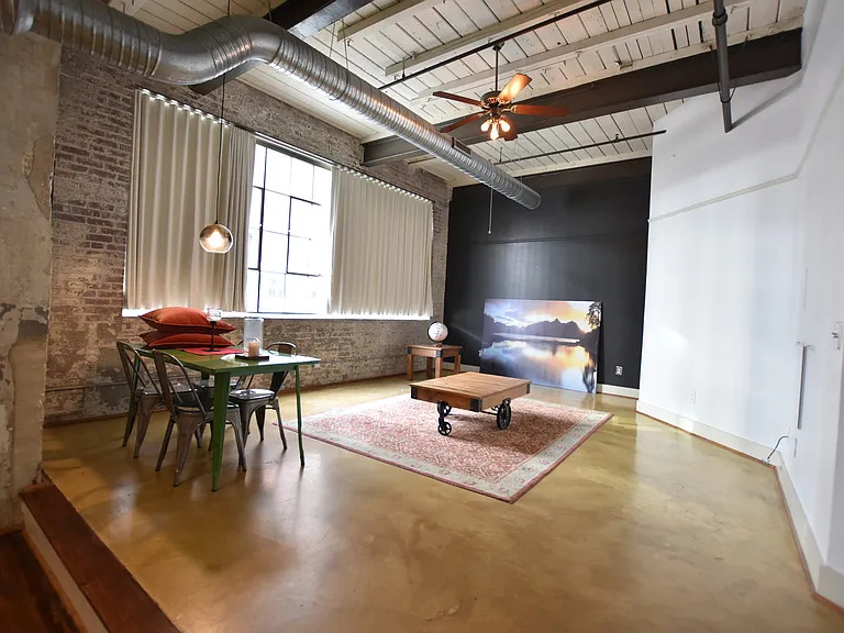 401 E 4th St #305 — Photo 2