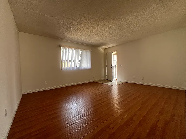 Entrance-Living room