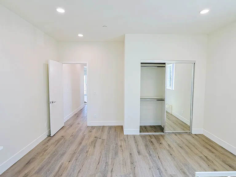 1189 W 37th Pl — Photo 22