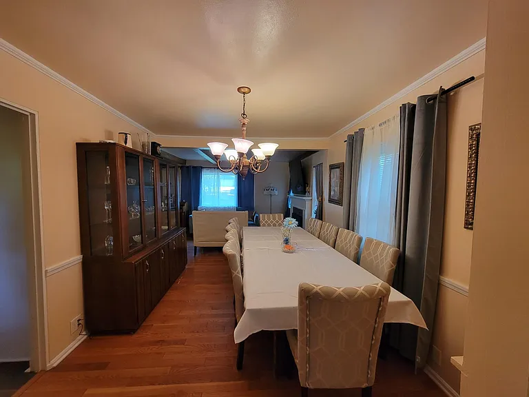 Dining room seats 10 comfortably