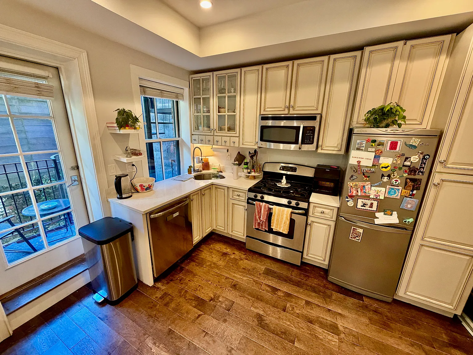 2 bed, 1.5 bath, 700 sqft, $4,000 — Photo 2