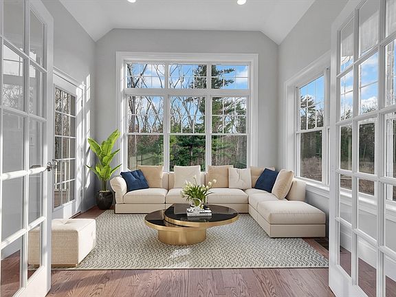 4th image of 4 Weber Farm Rd #4