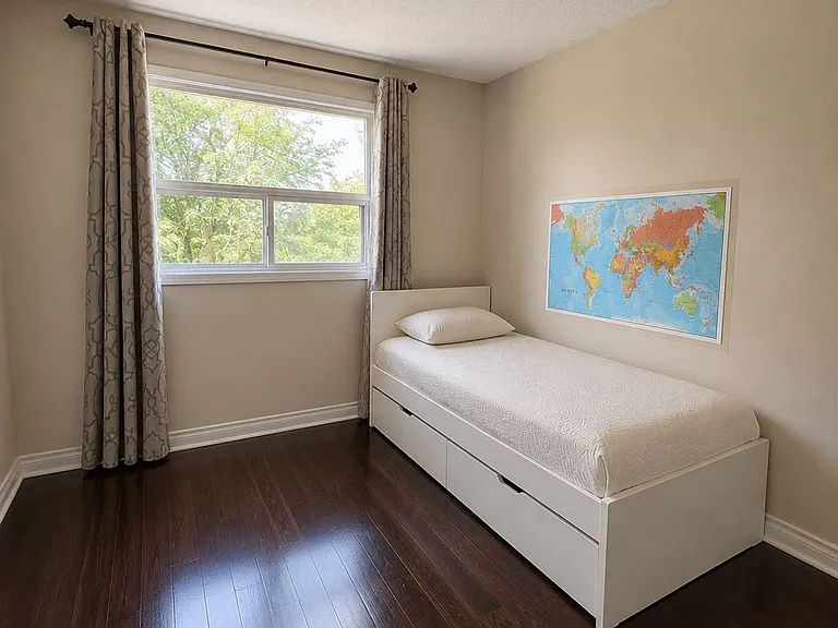 37 Royal Colwood Ct #UPPER LEVEL — Photo 5