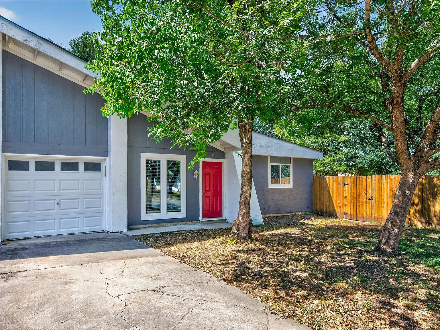 2 bed, 1.0 bath, 812 sqft, $1,600 — Photo 2