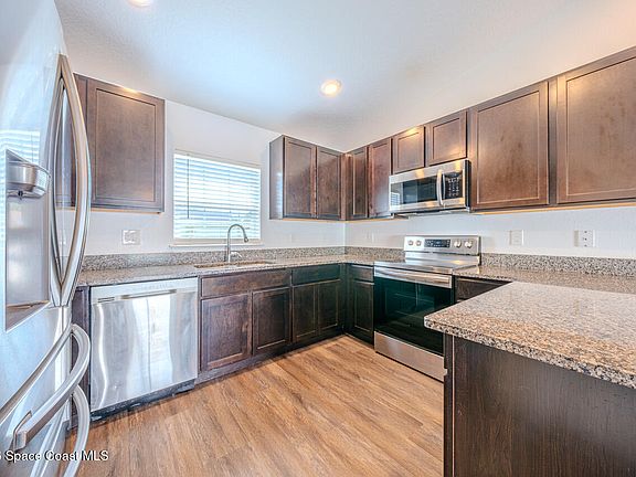 4th image of 2655 Laurel Rd