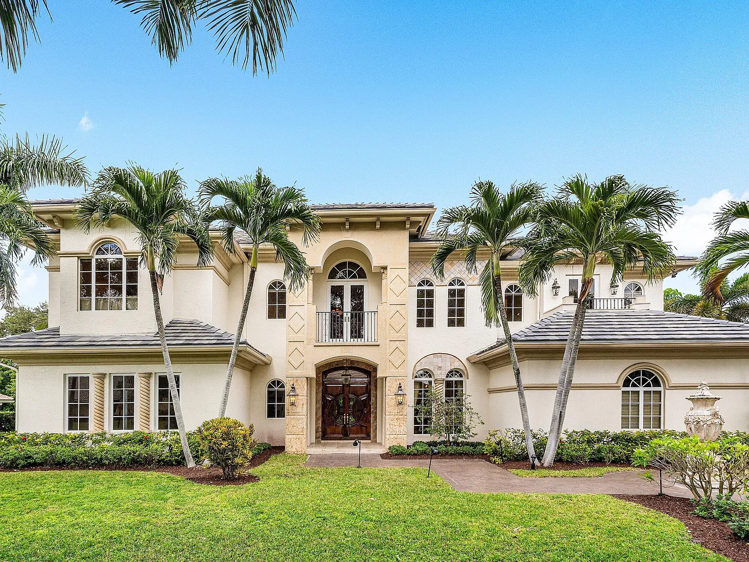 5 bed, 4.5 bath, 5514 sqft, $10,000 — Photo 3