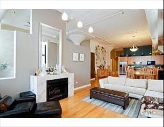 3rd image of 547 S Clark St APT 905