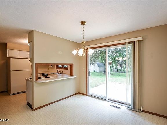 5th image of 2847 Robin Hood Dr