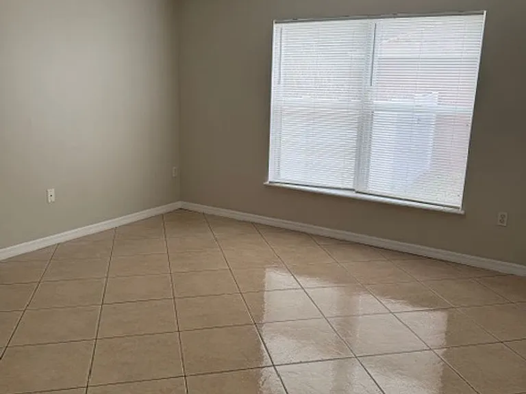 744 Paris Dr — Photo 4