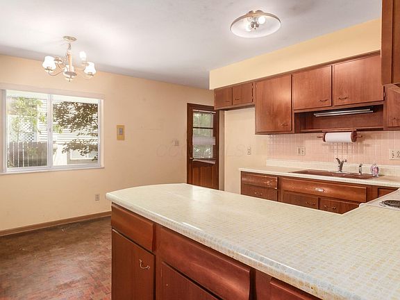 5th image of 1372 Bellflower Ave