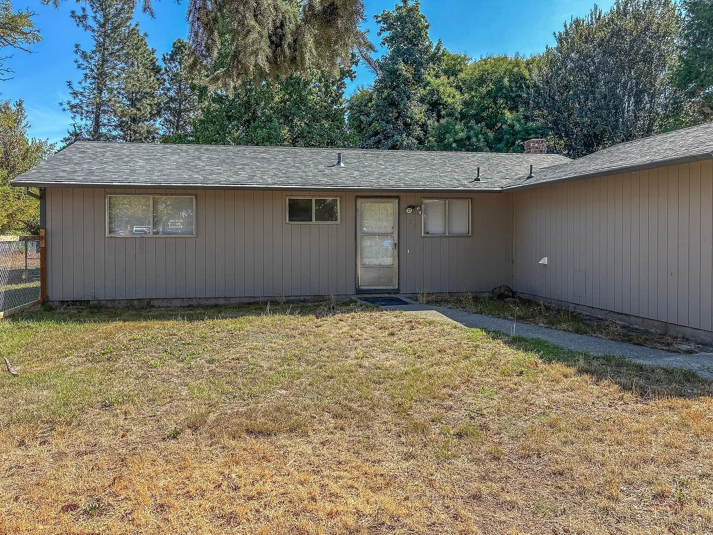 3 Bedroom 1 Bathroom Ranch Style Home Available Now ! — Photo 2