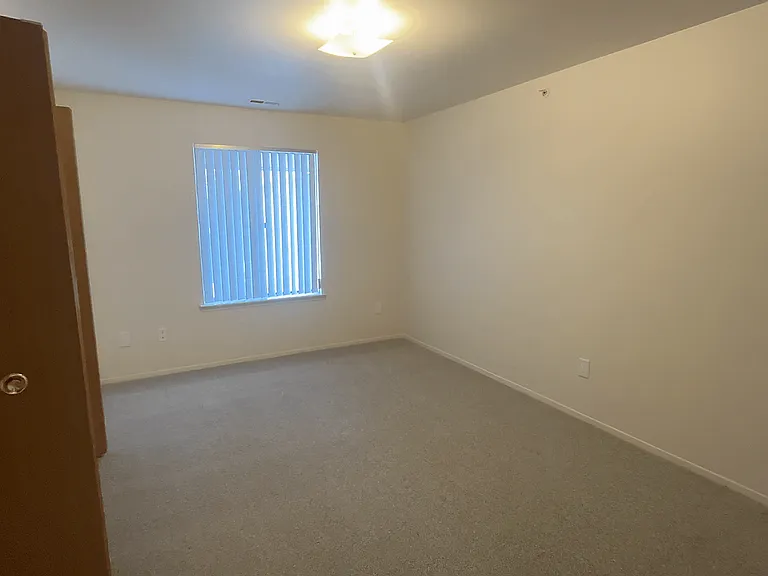 Lakeside Village Apartments — Photo 103