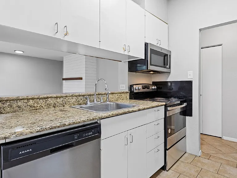 8642 Fredericksburg Rd #405 — Photo 4