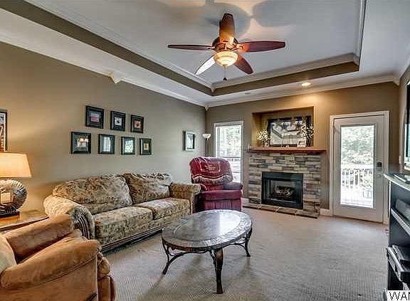 Tray ceiling in family room