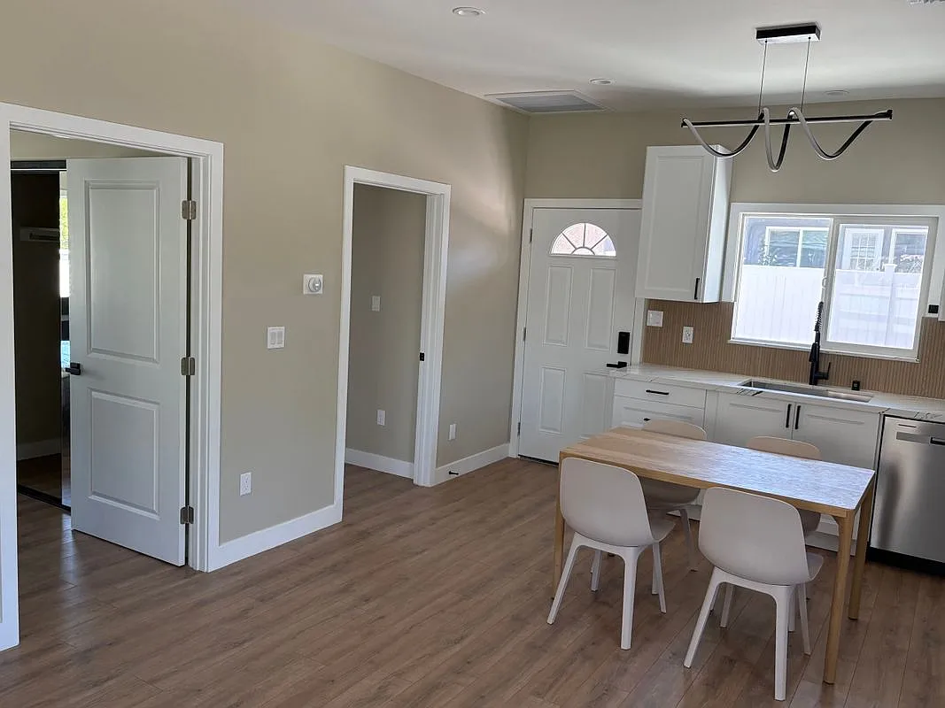 2 bed, 2.0 bath, 849 sqft, $3,500 — Photo 2