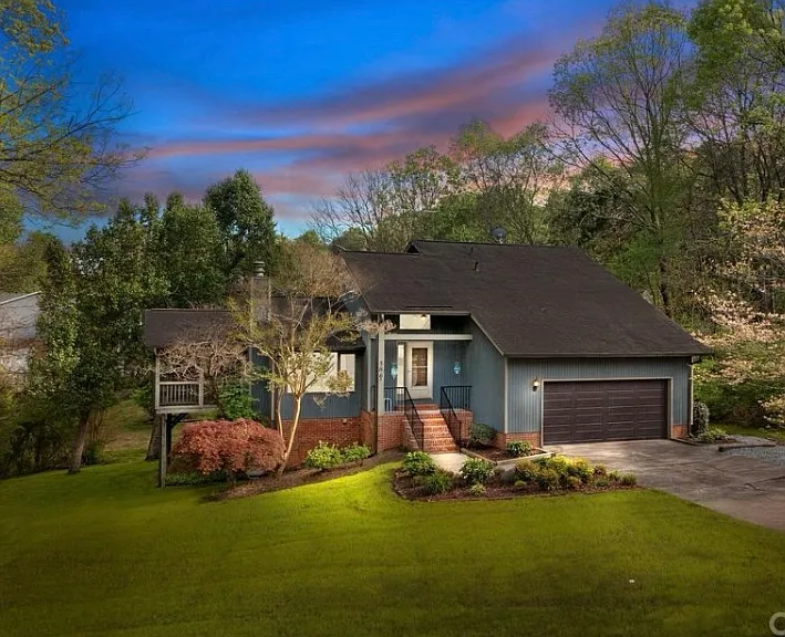 586 Mirawood Trl NE — Photo 1