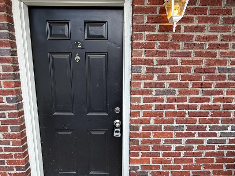 12 Point Place Dr — Photo 1