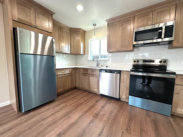 404 Albrecht St — Photo 12