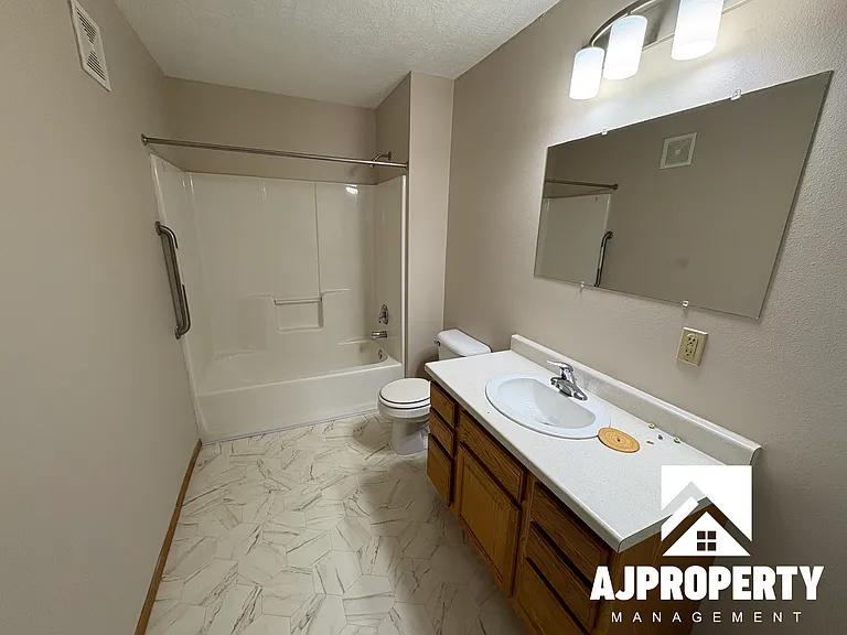 925 S Newcomb Ave #18 — Photo 4