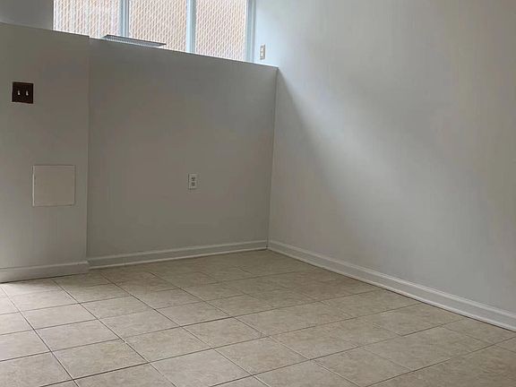 3rd image of 369 Oak Ave