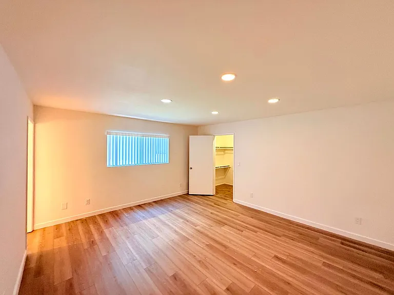 5233 Cartwright Avenue — Photo 15