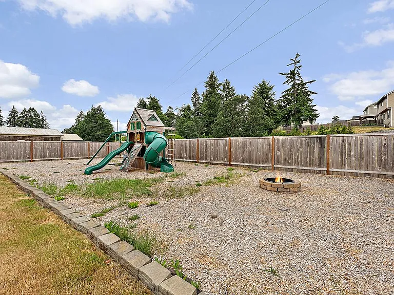 702 Hubbard Rd SE — Photo 36