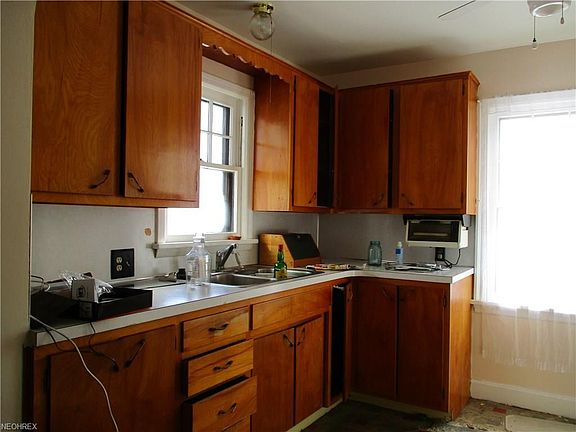 3rd image of 897 Central Parkway Ave SE