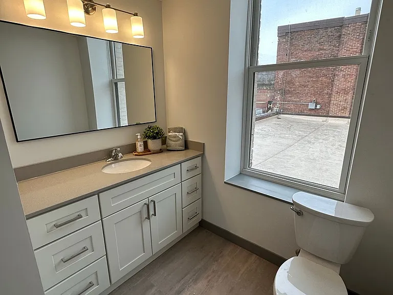 222 Bush St #205 — Photo 6