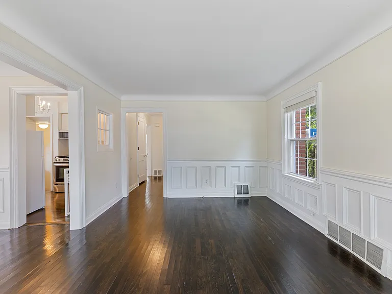 2615 Kenmore Rd — Photo 2