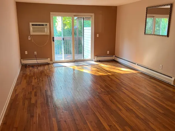 5 Carillon Drive APT C, Rocky Hill, CT 06067