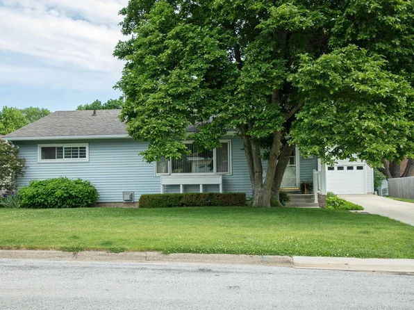 1826 2nd Ave NW, Waverly, IA 50677