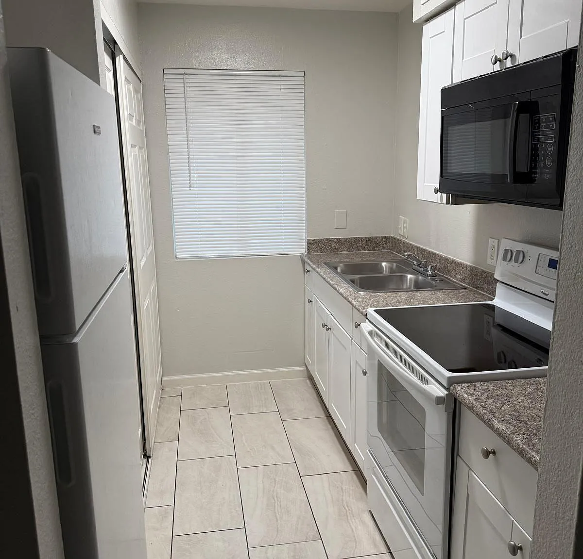 2 bed, 890 sqft, $1,300 — Photo 1