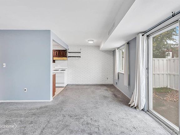 5th image of 15652 Dupage Blvd #80
