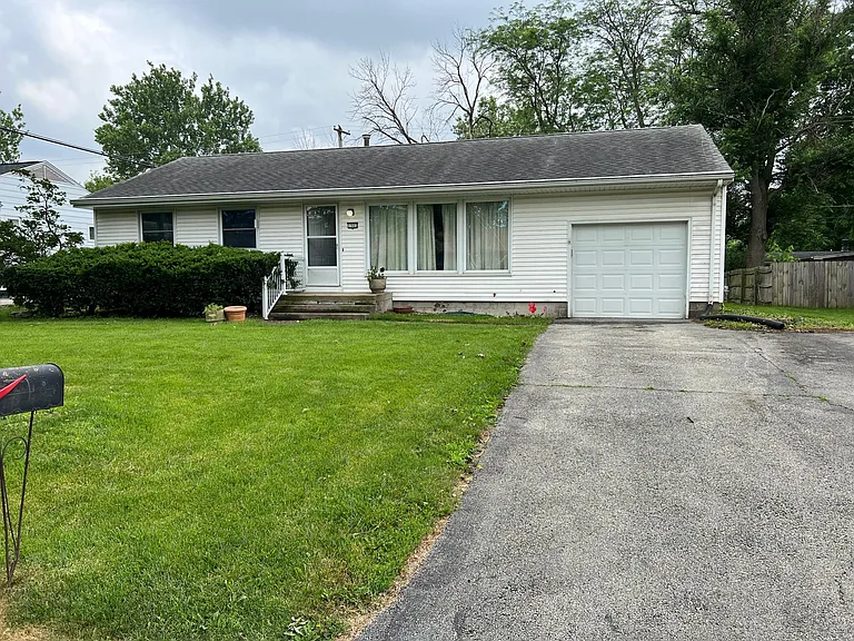 1905 Cypress Dr — Photo 2
