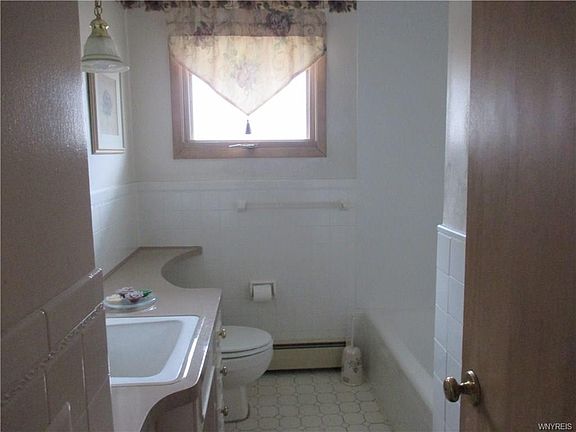 5th image of 62 Ellsworth Dr