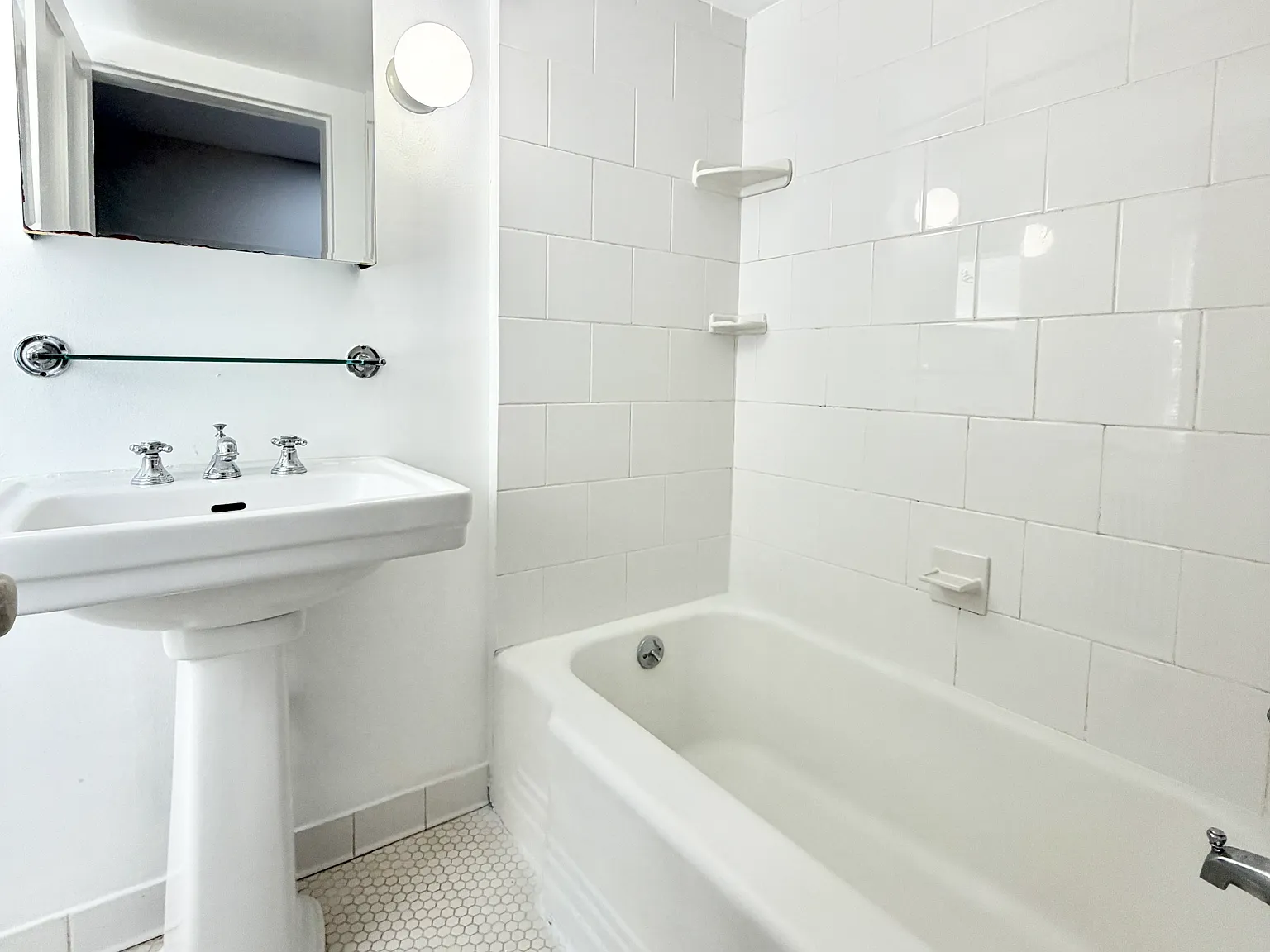 5 bed, 2000 sqft, $3,150 — Photo 3