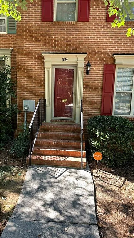 3 bed, 3.5 bath, 2020 sqft, $2,400 — Photo 2