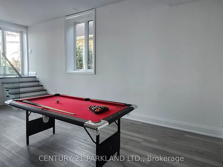 15 Stanley Ave — Photo 35
