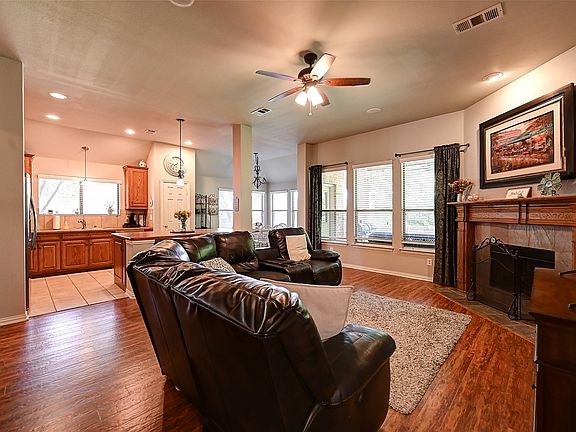 3rd image of 386 Phillips Ct