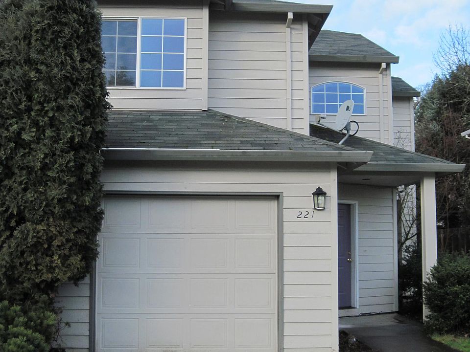 1st image of 221 SE 29th Ave