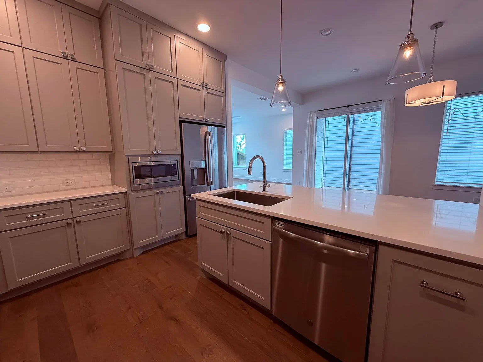 3 bed, 2.5 bath, 2212 sqft, $3,050 — Photo 2