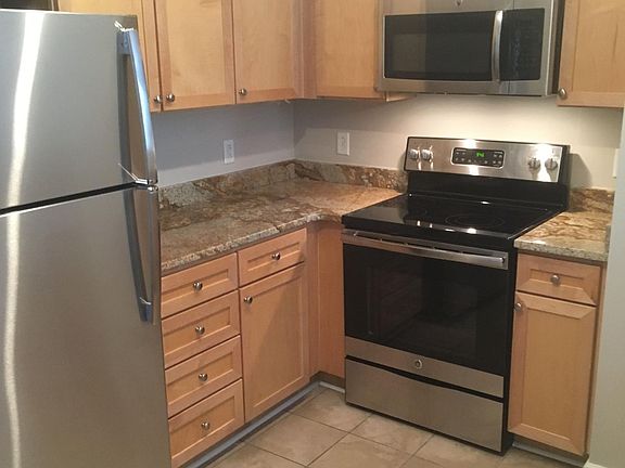 Recent $10K kitchen remodel with new appliances, new granite countertops, new flooring - gorgeous!