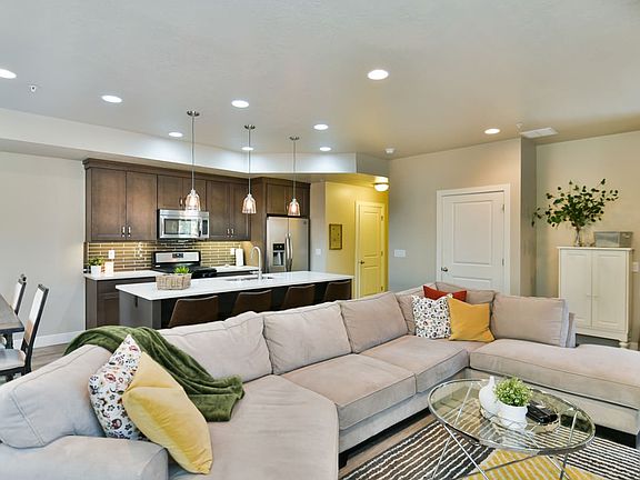 3rd image of 3863 S Lemmon Ln
