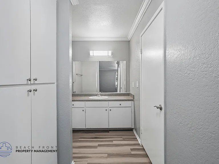 Rollingwood Apartments — Photo 41